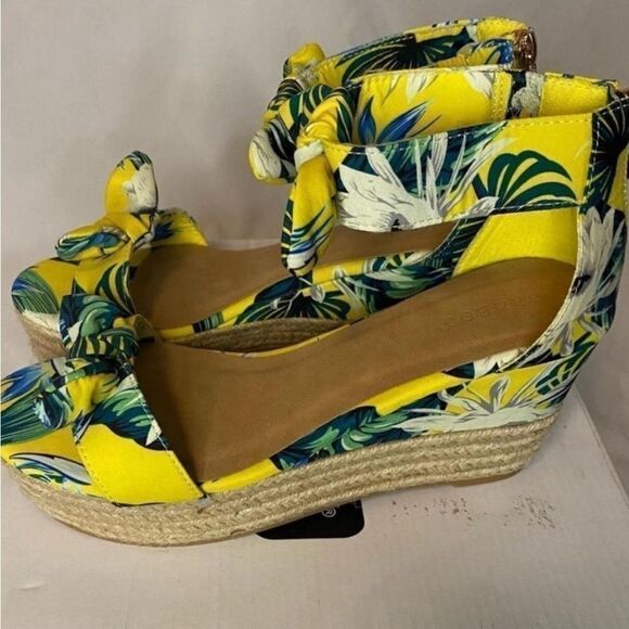 Floral Wedges Size 8 - Picture 4 of 7
